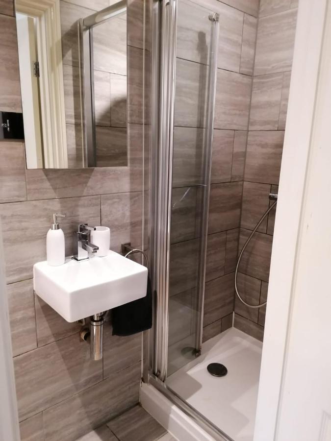 6 Bed House 3 Bathrooms Good Transport Links To London, Free Parking Exteriör bild