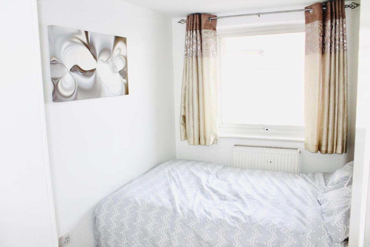 6 Bed House 3 Bathrooms Good Transport Links To London, Free Parking Exteriör bild