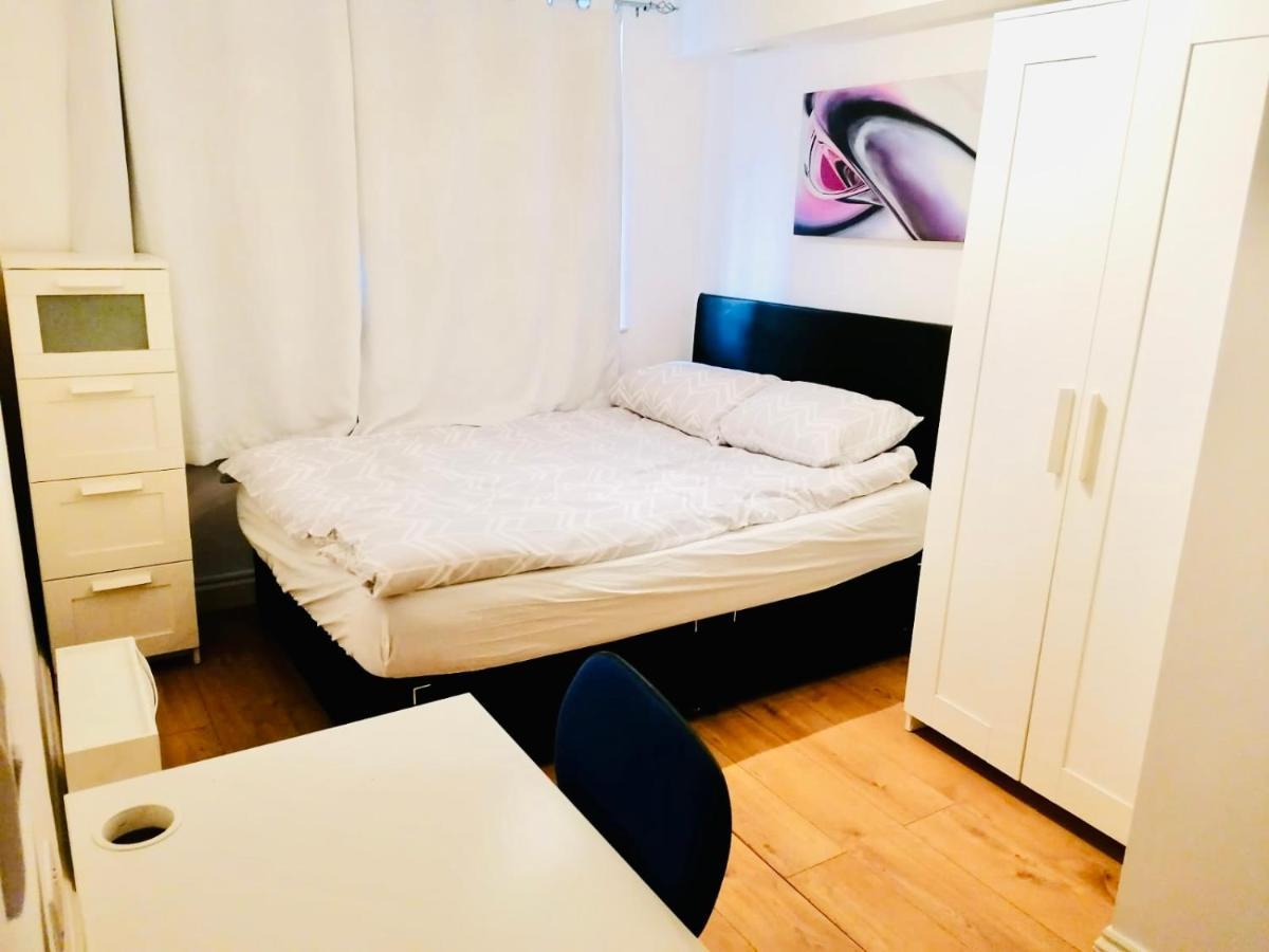 6 Bed House 3 Bathrooms Good Transport Links To London, Free Parking Exteriör bild