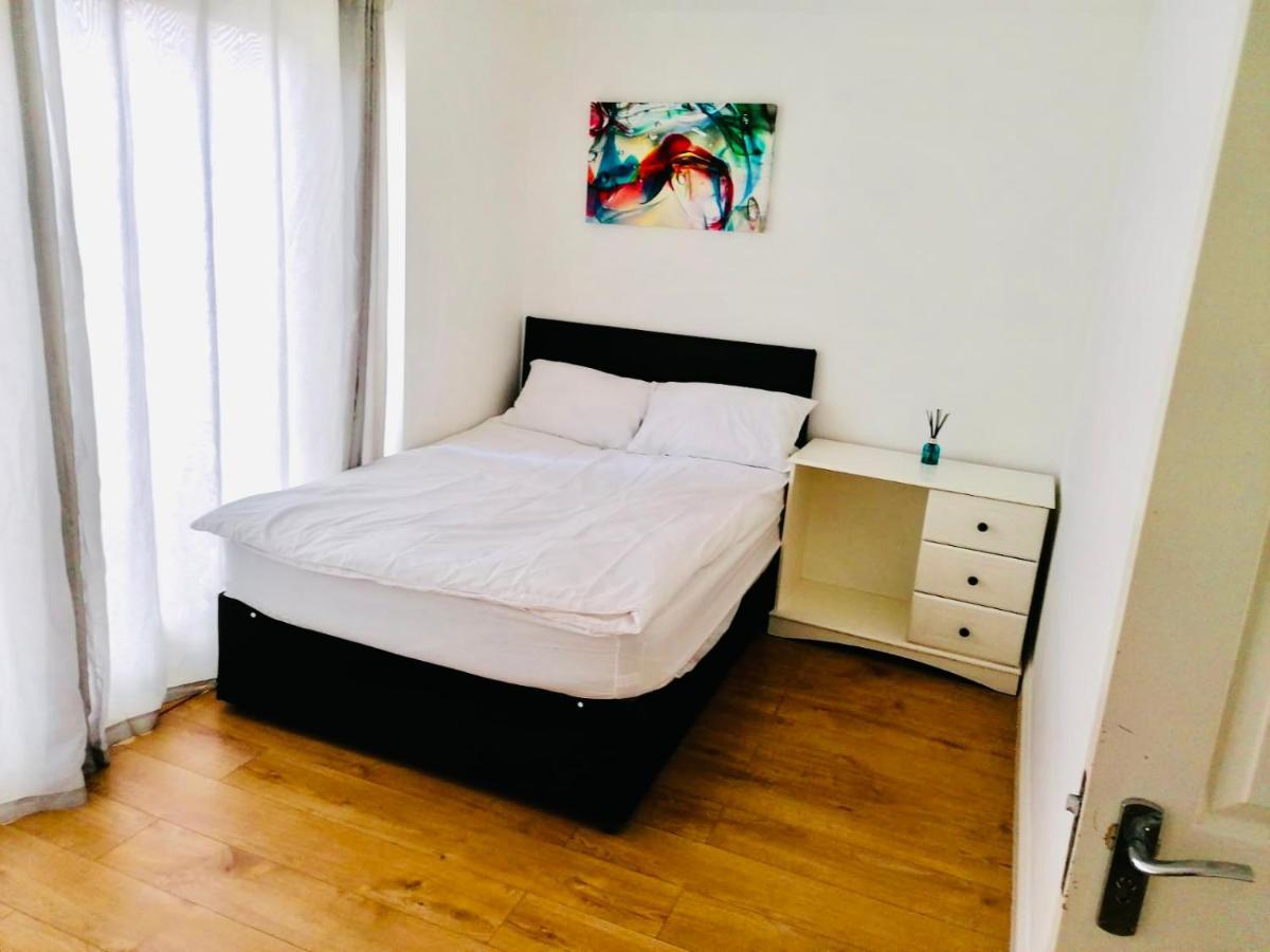 6 Bed House 3 Bathrooms Good Transport Links To London, Free Parking Exteriör bild