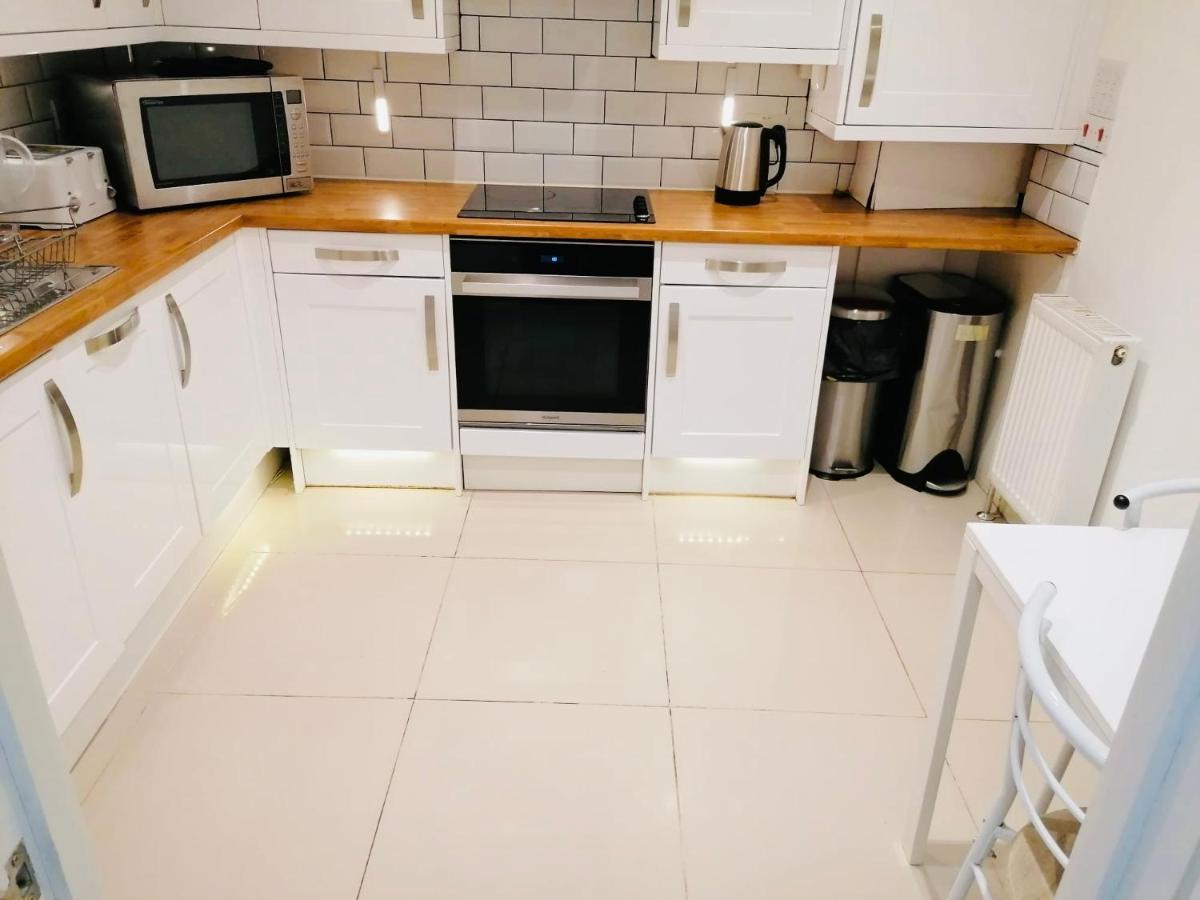 6 Bed House 3 Bathrooms Good Transport Links To London, Free Parking Exteriör bild