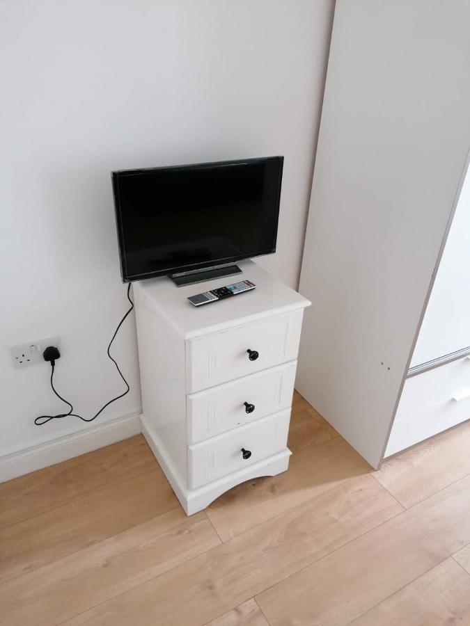 6 Bed House 3 Bathrooms Good Transport Links To London, Free Parking Exteriör bild