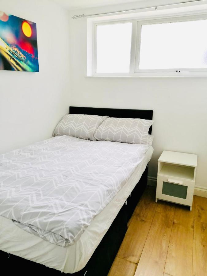 6 Bed House 3 Bathrooms Good Transport Links To London, Free Parking Exteriör bild