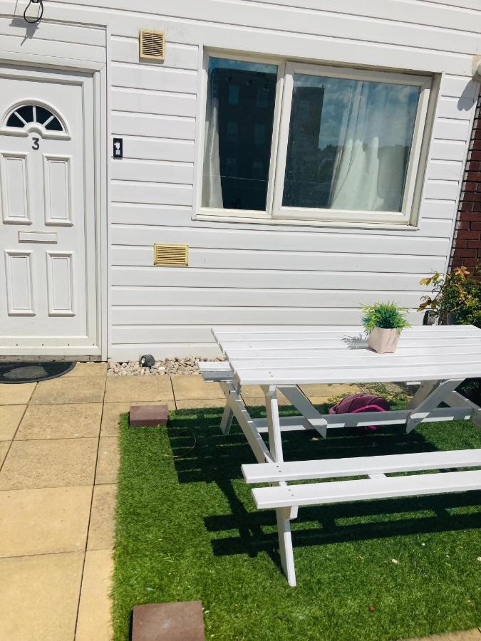 6 Bed House 3 Bathrooms Good Transport Links To London, Free Parking Exteriör bild