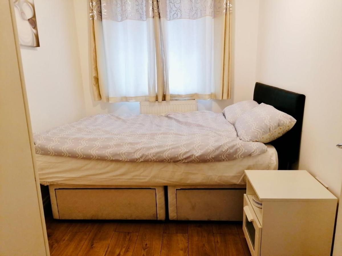 6 Bed House 3 Bathrooms Good Transport Links To London, Free Parking Exteriör bild