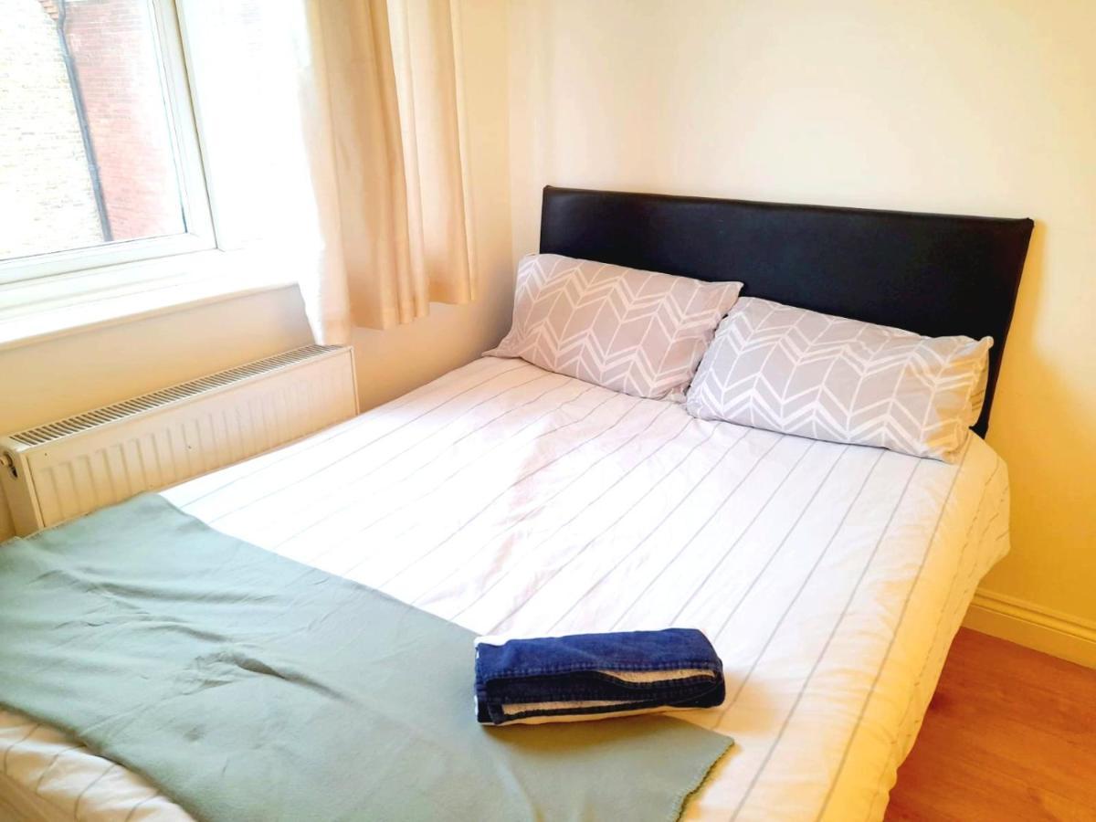 6 Bed House 3 Bathrooms Good Transport Links To London, Free Parking Exteriör bild